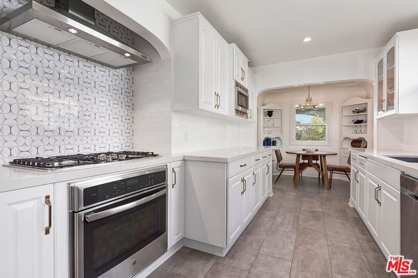 Chandelier, Dining room, Interior, Kitchen, Recessed Lighting, Stainless Steel Appliances