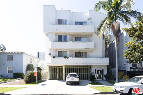 Exterior, Facade, Modern