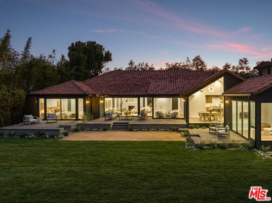 Backyard, Exterior, Facade, Ranch