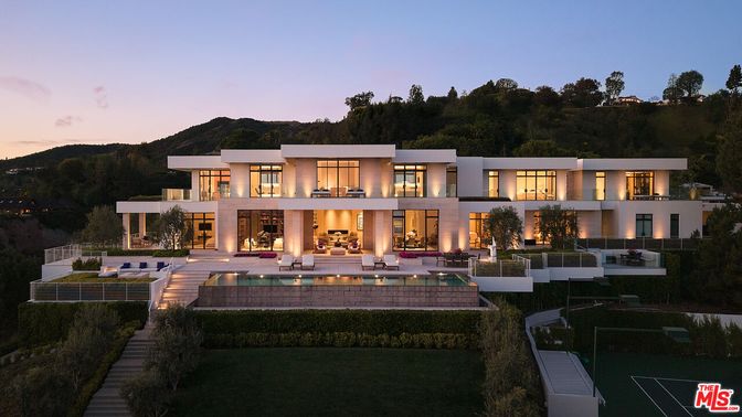 Backyard, Exterior, Facade, Pool, Modern