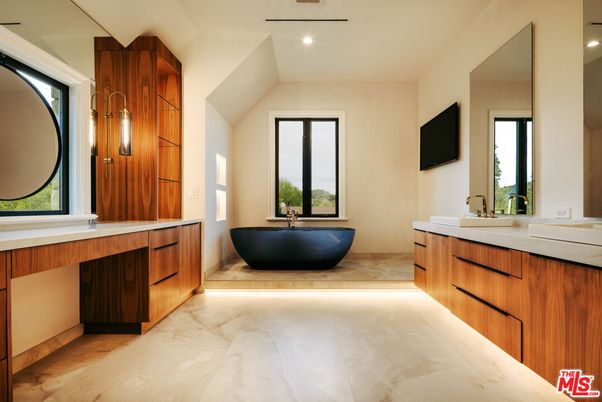 Bathroom, Dual Sink Vanities, Free Standing Baths, Interior, Marble, Recessed Lighting