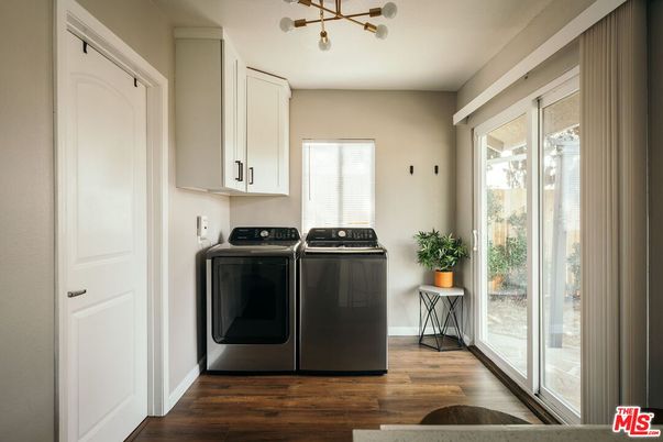Interior, Washer, Wood Texture Flooring
