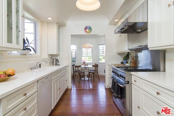 Dining room, Interior, Kitchen, Pendant Lights, Recessed Lighting, Stainless Steel Appliances, Tile Countertops, Wood Texture Flooring