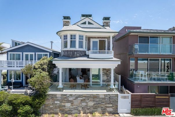 Exterior, Facade, Queen Anne Victorian
