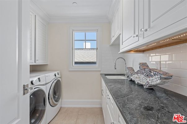 Interior, Washer, Wood Texture Flooring