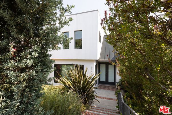 Exterior, Facade, Modern