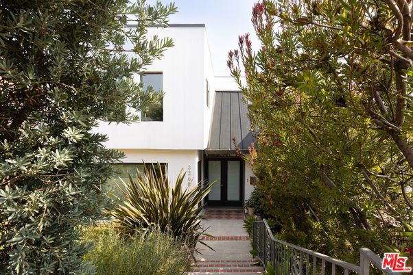 Exterior, Facade, Modern