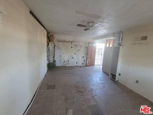 Empty room, Interior