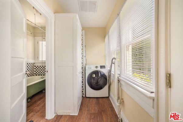 Interior, Utility Closets, Washer, Wood Texture Flooring
