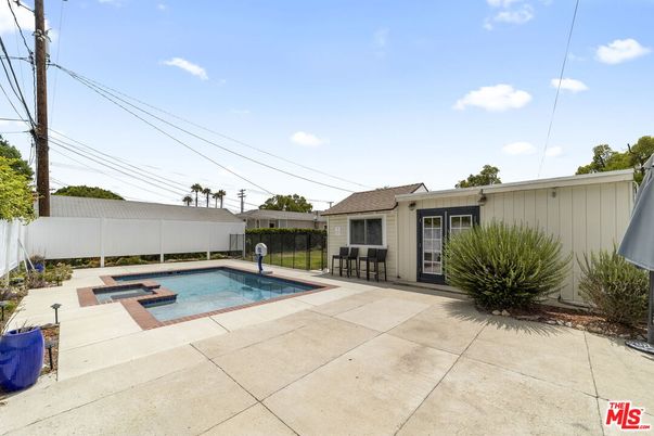 Exterior, Pool