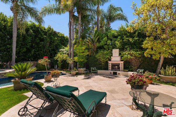 Exterior, Fireplace, Pool