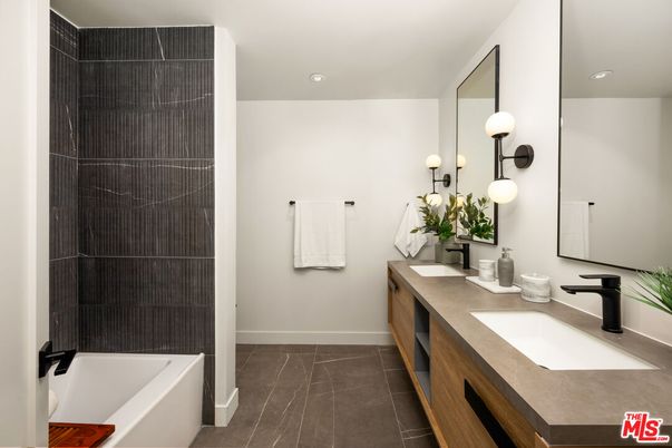 Bathroom, Dual Sink Vanities, Interior, Recessed Lighting