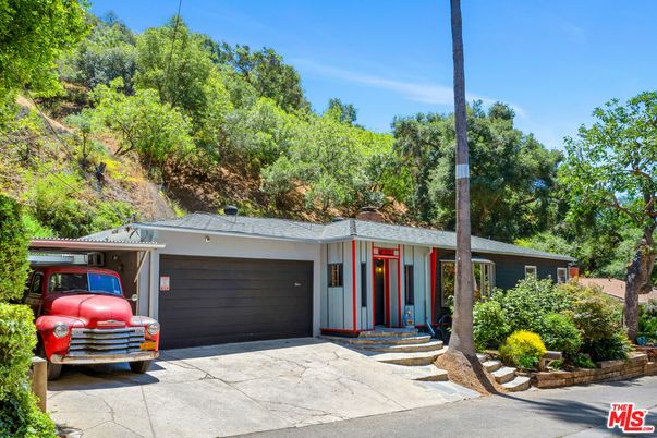 Attached, Exterior, Facade, Ranch