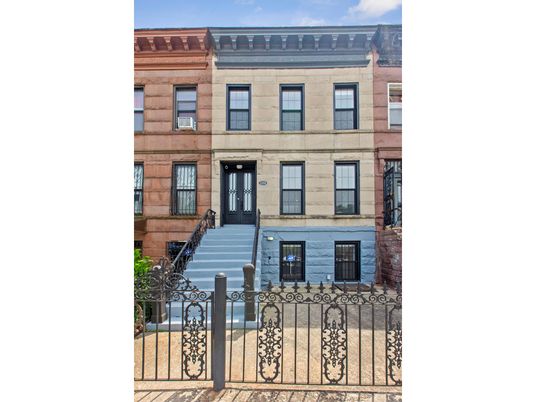 Exterior, Facade, Rowhouse