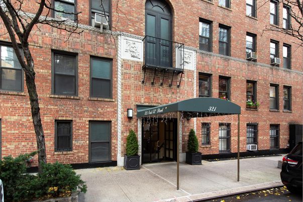 Exterior, Facade, Brick Facade, Rowhouse