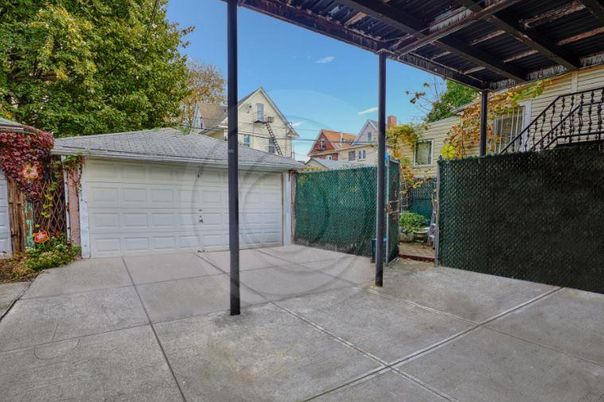 Detached Garage, Exterior