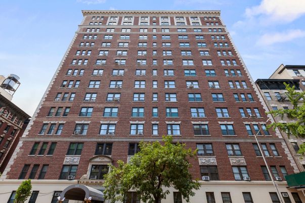 Exterior, Facade, Brick Facade, Chicago School