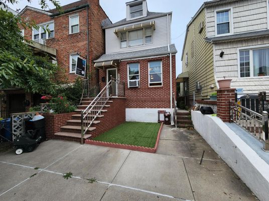 Exterior, Facade, Brick Facade, Rowhouse
