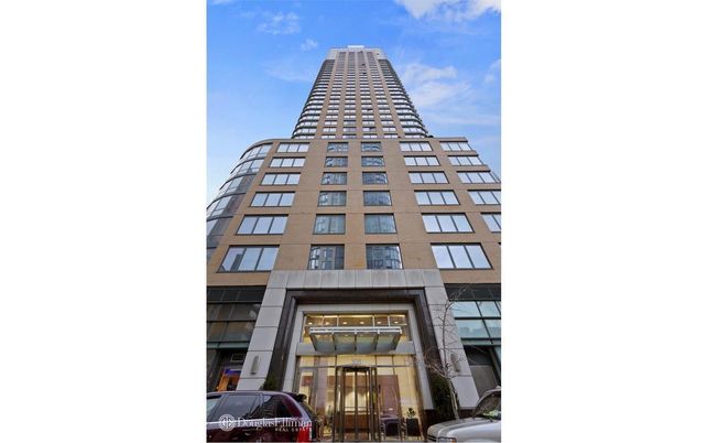 Exterior, Facade, Highrise