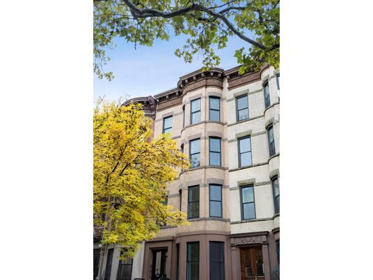 Exterior, Facade, Rowhouse
