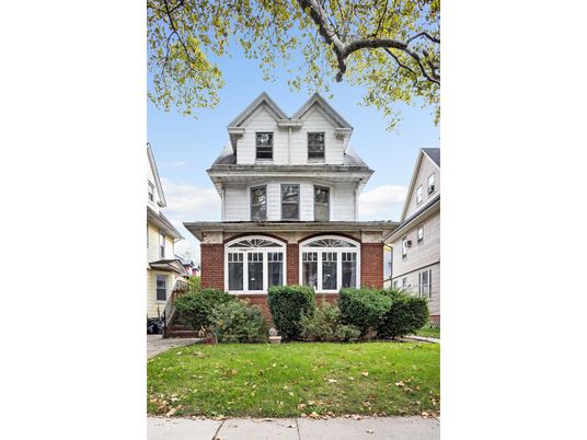 Exterior, Facade, Brick Facade, Queen Anne Victorian