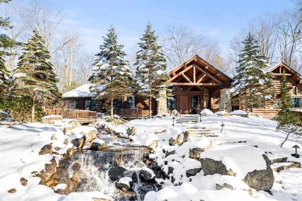 Exterior, Facade, Log Home