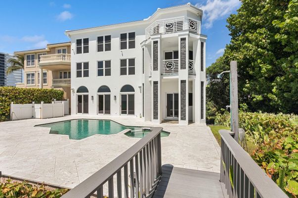 Exterior, Pool