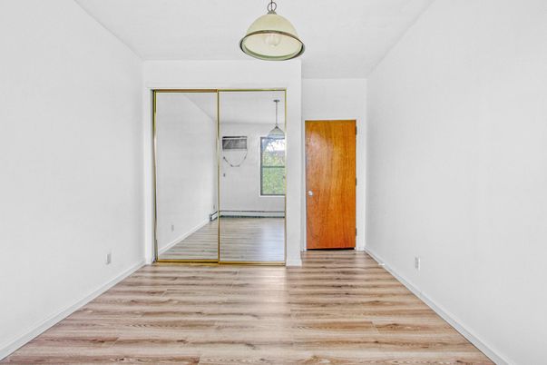 Empty room, Interior, Pendant Lights, Wood Texture Flooring