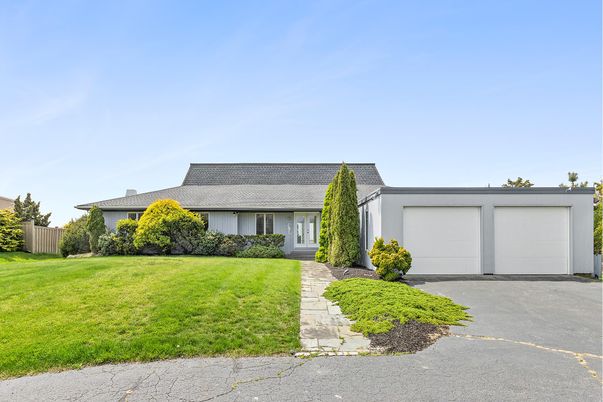 Attached, Exterior, Facade, Ranch