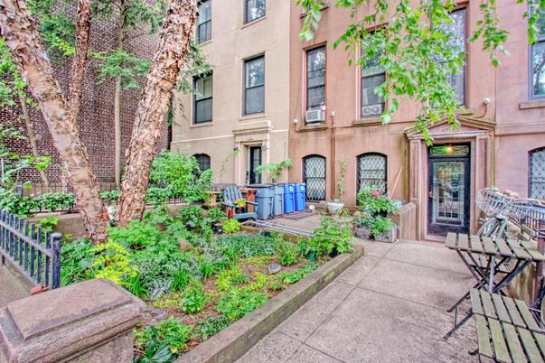 Exterior, Facade, Brownstone