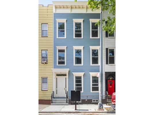 Exterior, Facade, Rowhouse