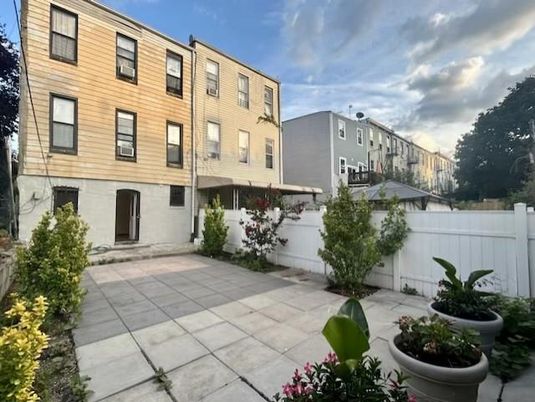 Exterior, Facade, Rowhouse