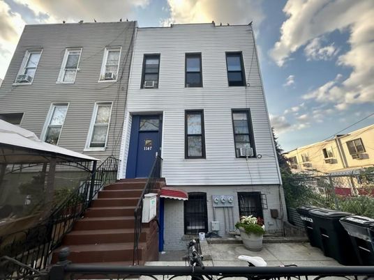 Exterior, Facade, Rowhouse