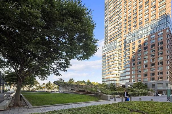 Backyard, Exterior, Facade, Highrise