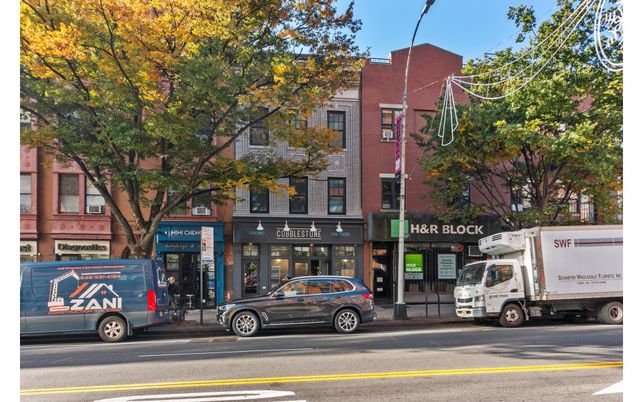 Exterior, Facade, Brick Facade, Rowhouse