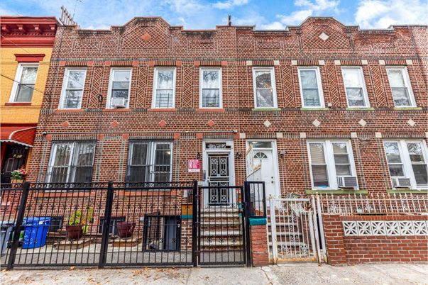 Exterior, Facade, Brick Facade, Rowhouse