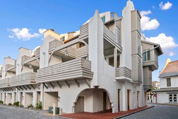 Exterior, Facade, Modern