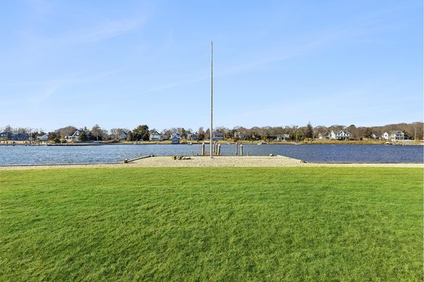 Exterior, Lake