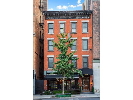 Exterior, Facade, Brick Facade, Rowhouse