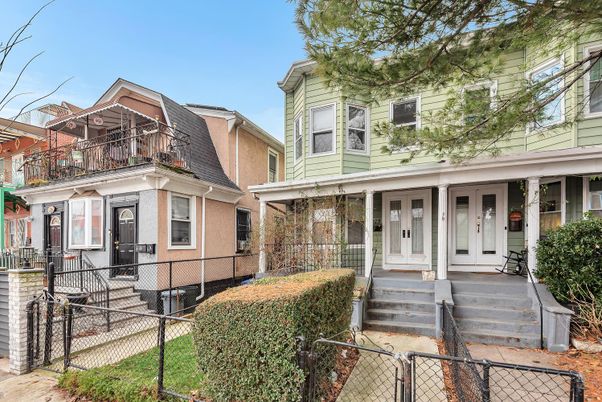 Exterior, Facade, American Foursquare
