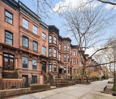 Exterior, Facade, Brownstone
