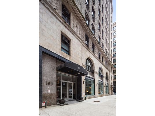 Exterior, Facade, Brick Facade, Chicago School