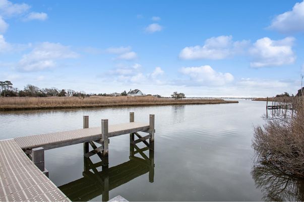 Exterior, Lake