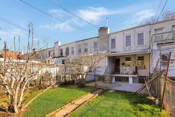 Exterior, Facade, Rowhouse