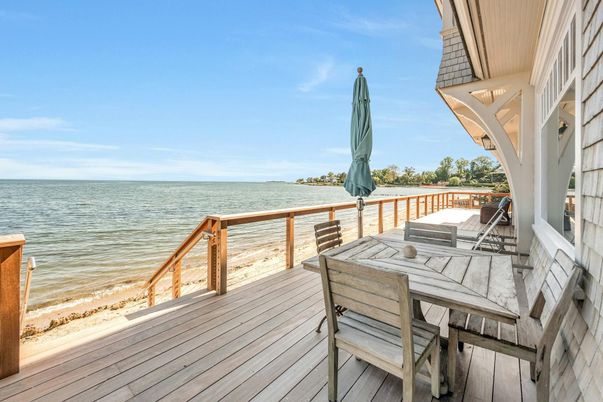 Exterior, Lake
