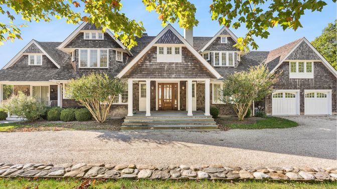 Attached, Exterior, Facade, Queen Anne Victorian