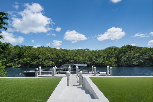 Exterior, Lake