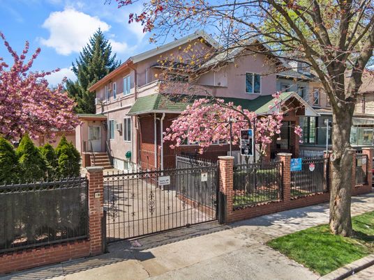 Exterior, Facade, Brick Facade, Rowhouse