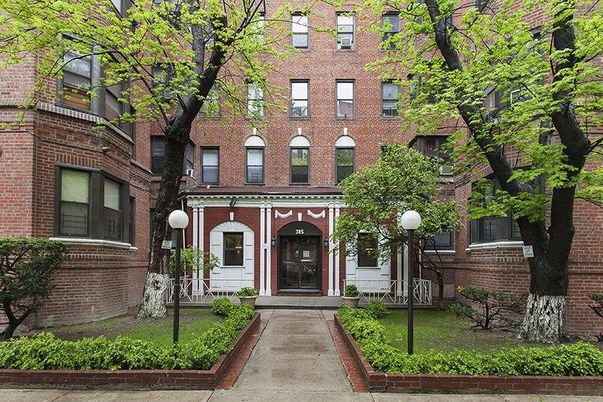 Exterior, Facade, Brick Facade, Rowhouse