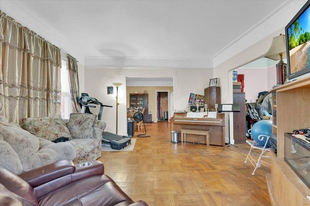 Fitness Equipment, Interior, Living room, Piano, Wood Texture Flooring